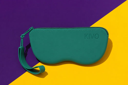 Estuche KIVO con cierre verde sobre fondo violeta y amarillo
