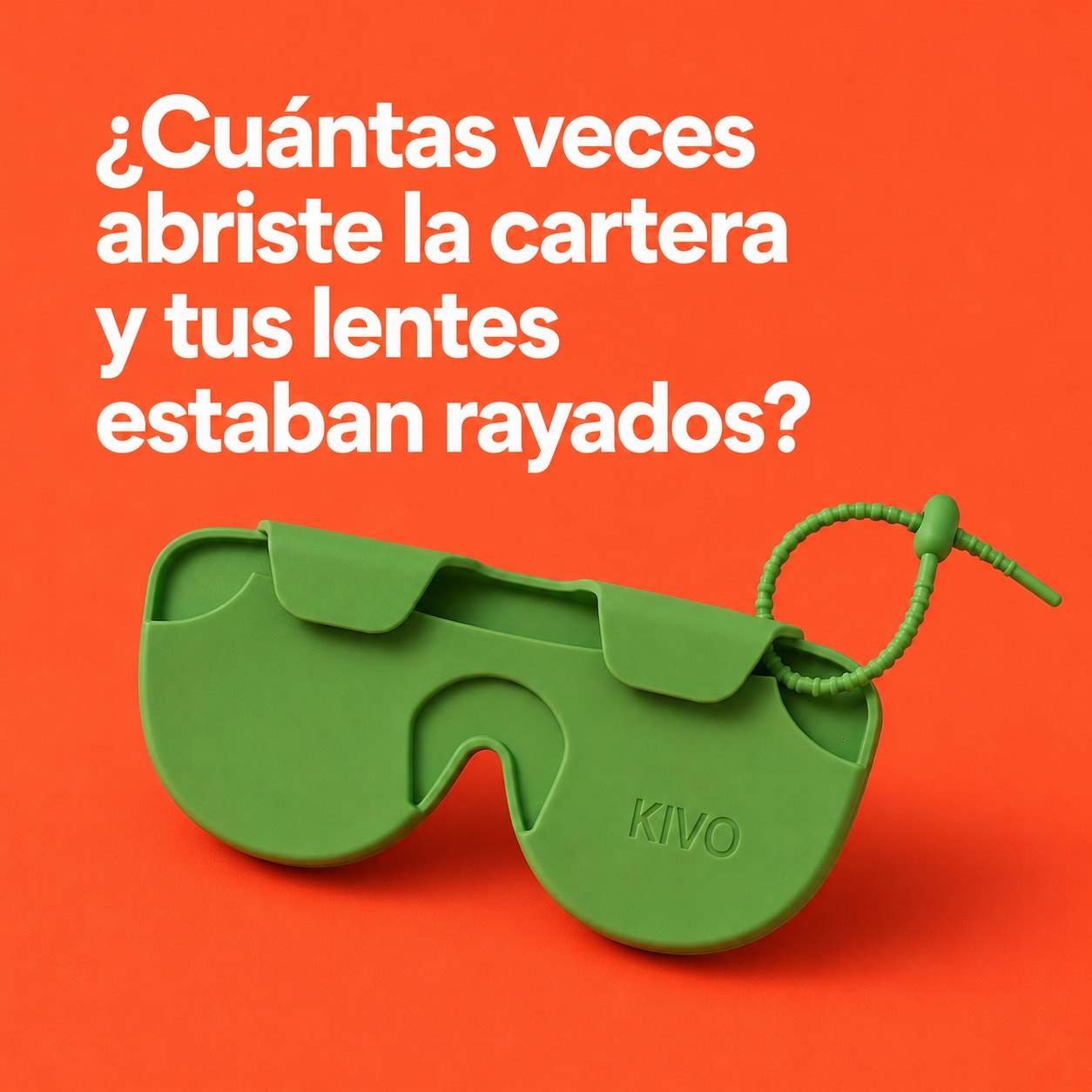Estuche KIVO verde sobre fondo naranja